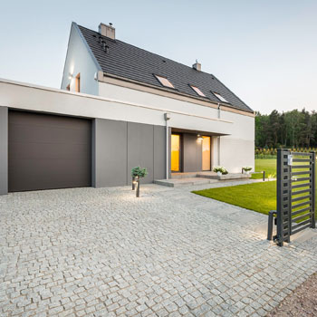 Schönes Haus mit Garten, neue Fenster und Türen und ein Garagentor